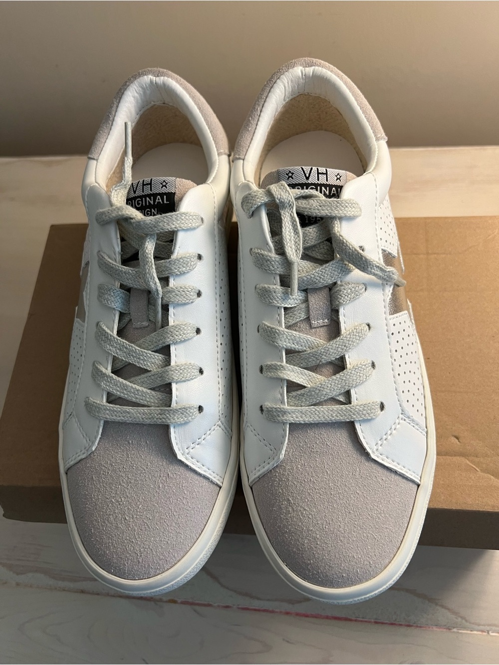 Women’s light gray and White Casual Sneakers with side Star accent Size 7.5 New